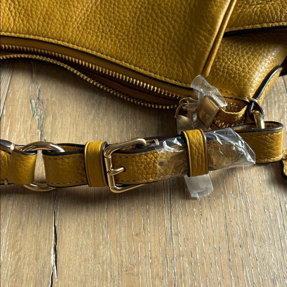 Coach bag NWT in a bright mustard color. Great purse for all seasons - Picture 8 of 9